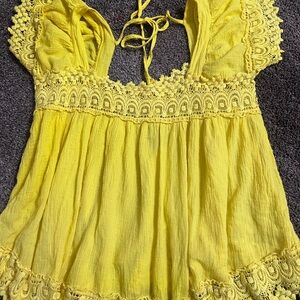Grace + Karma Yellow Lace Peasant Top - Size small💛